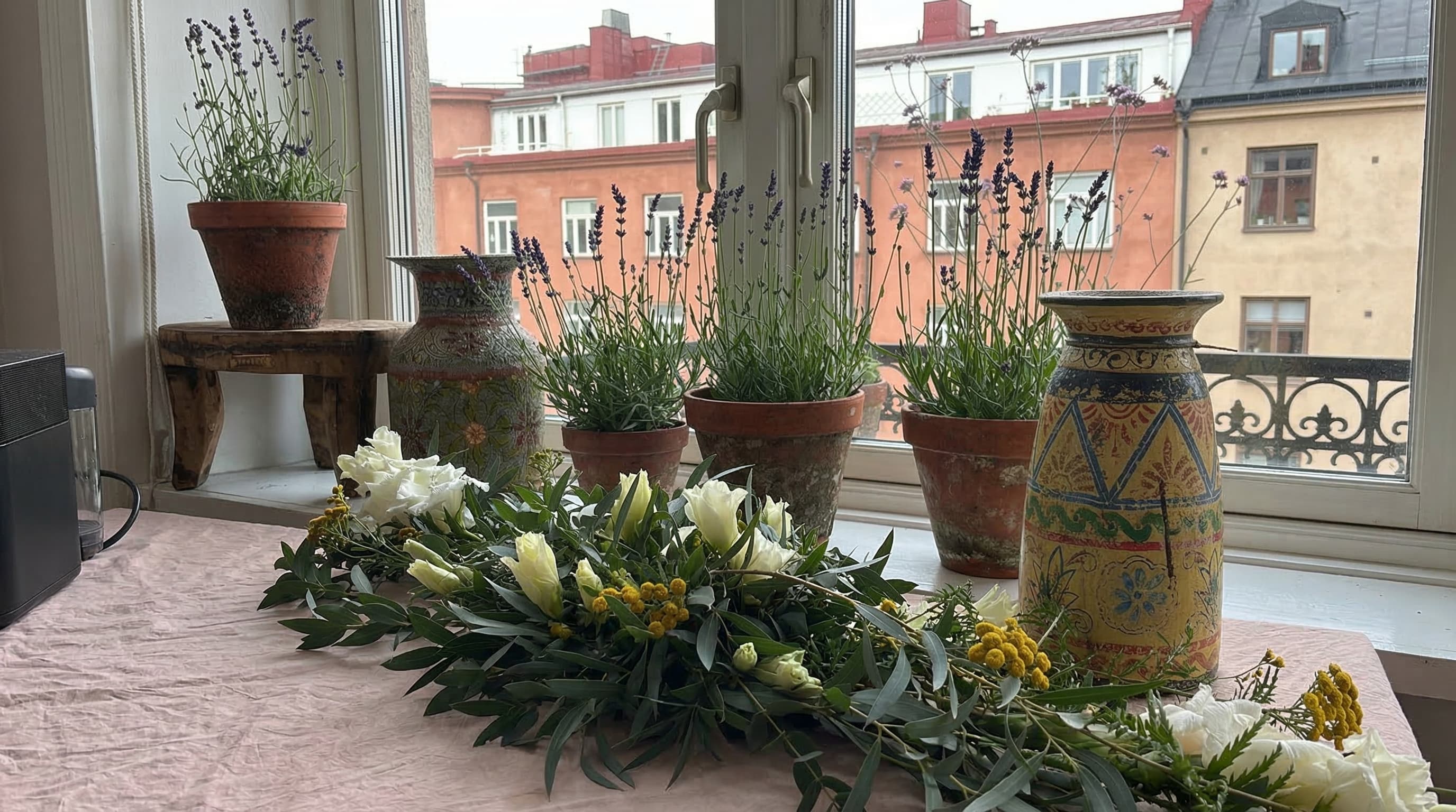 Lavendel och vita liljor i fönster