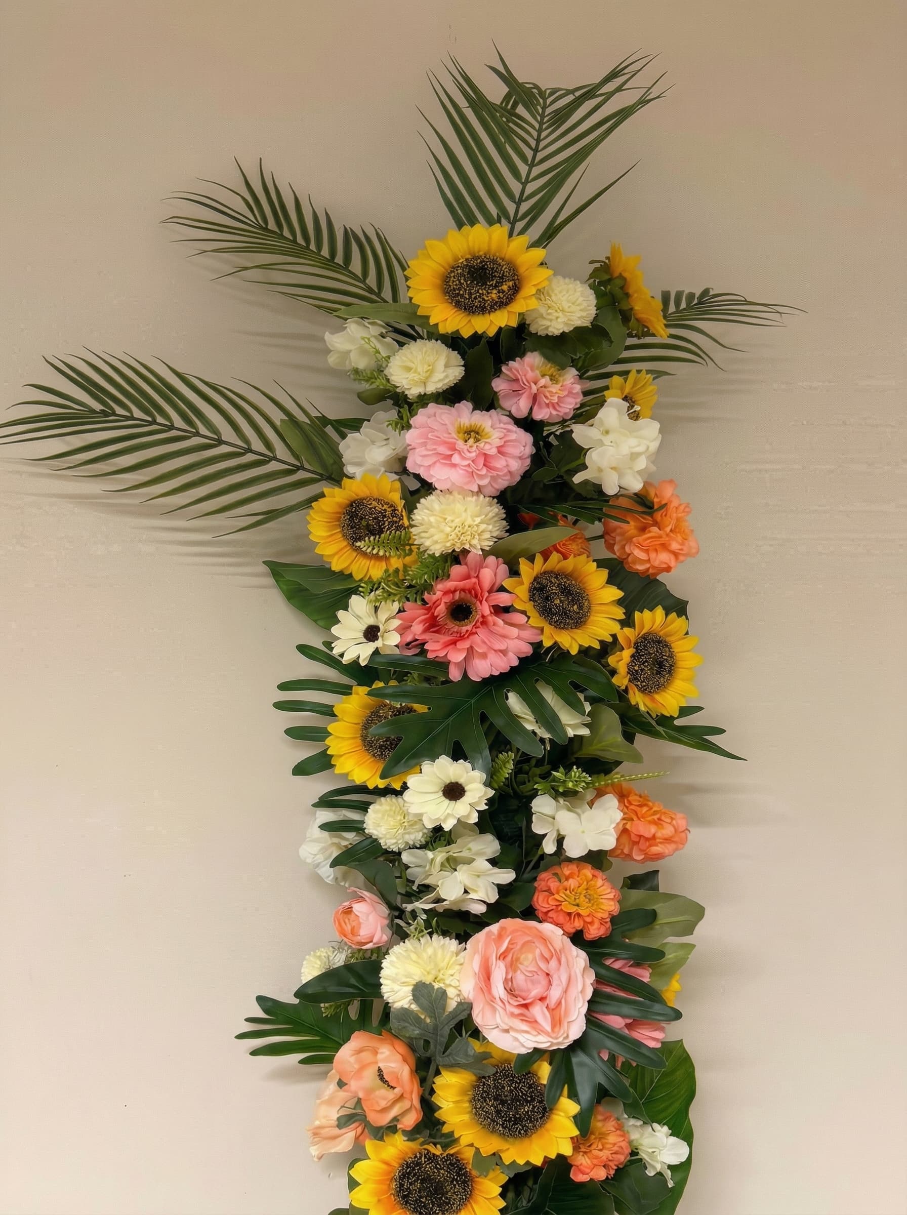 Girlang med solrosor och rosor