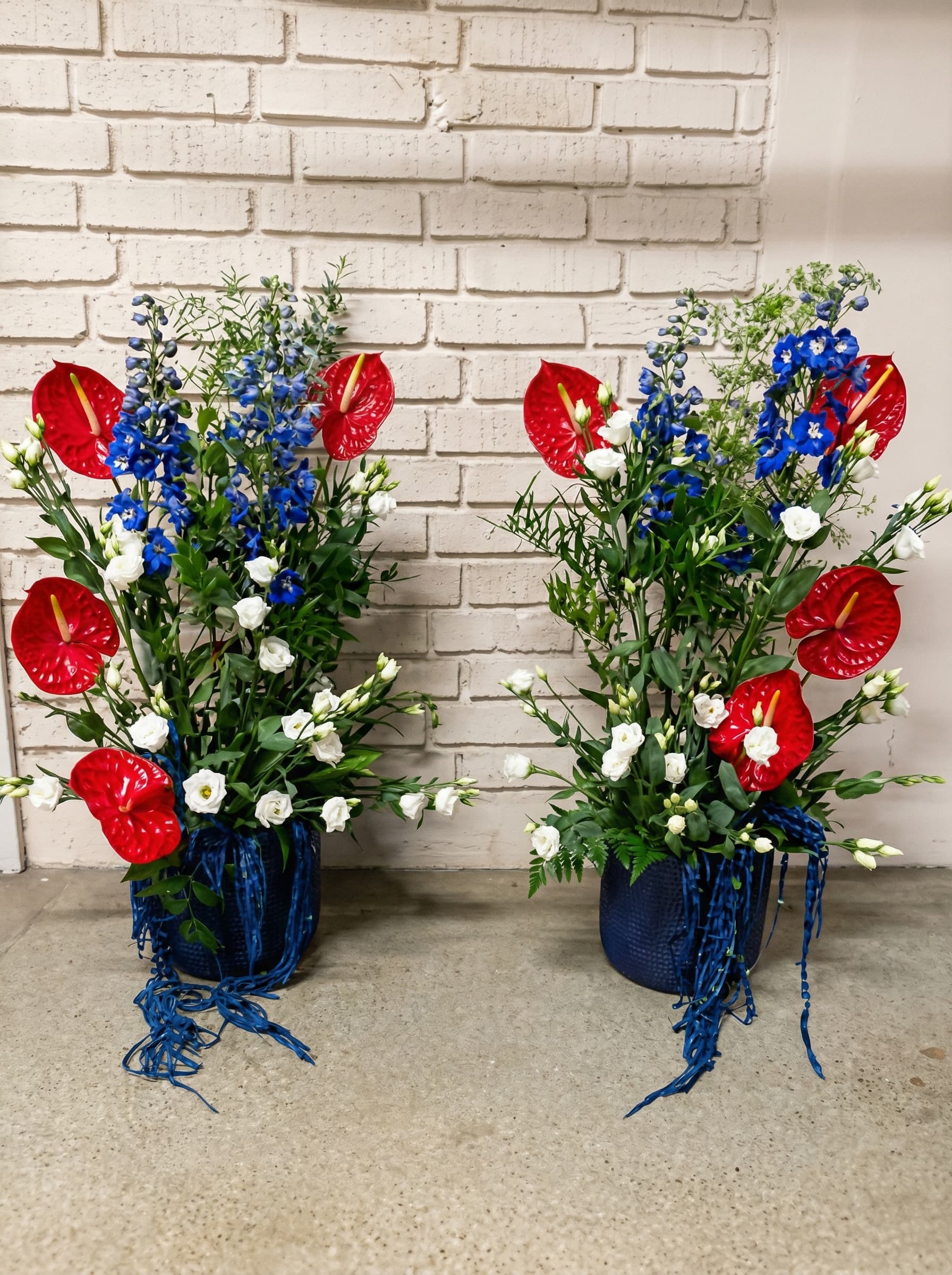 Röd anthurium och blå riddarsporre