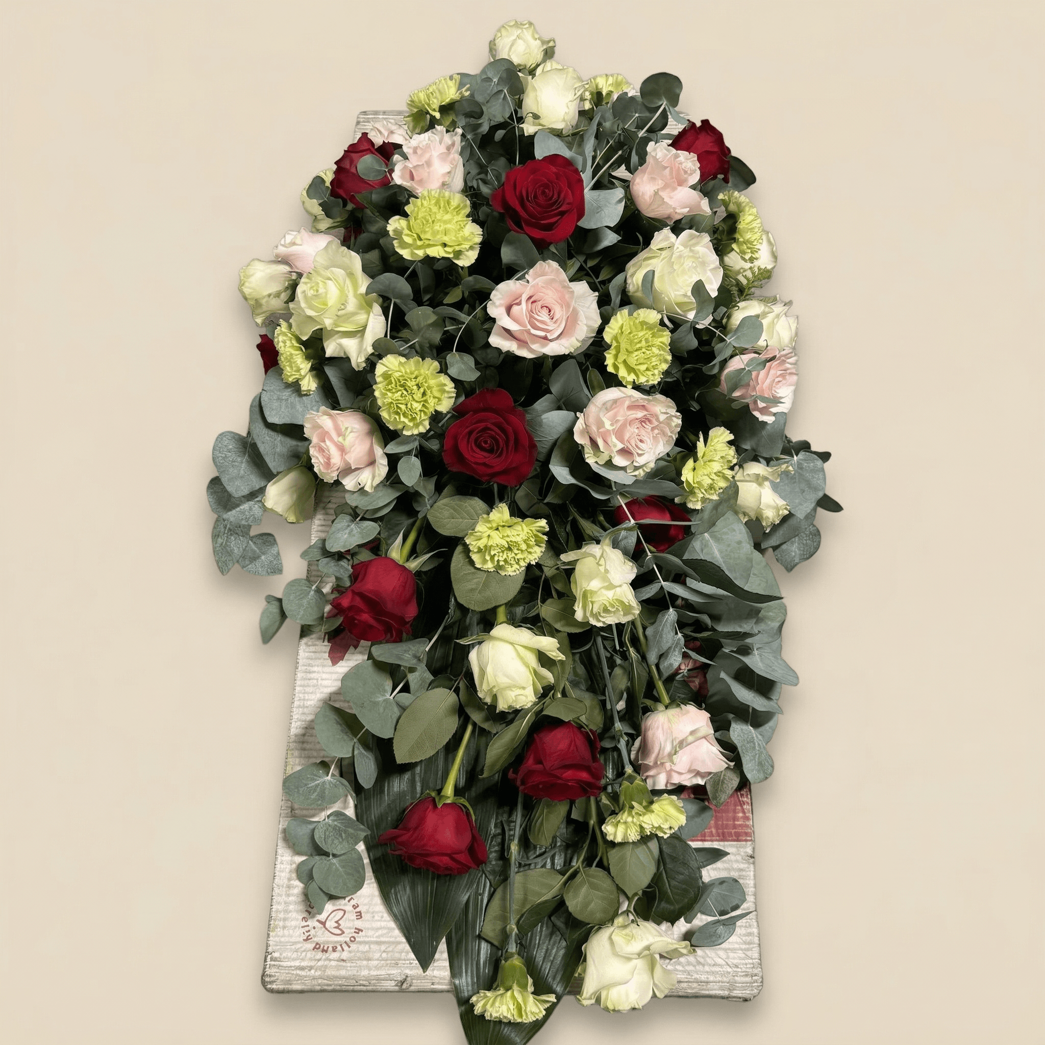 Kistdekoration med röda och rosa rosor