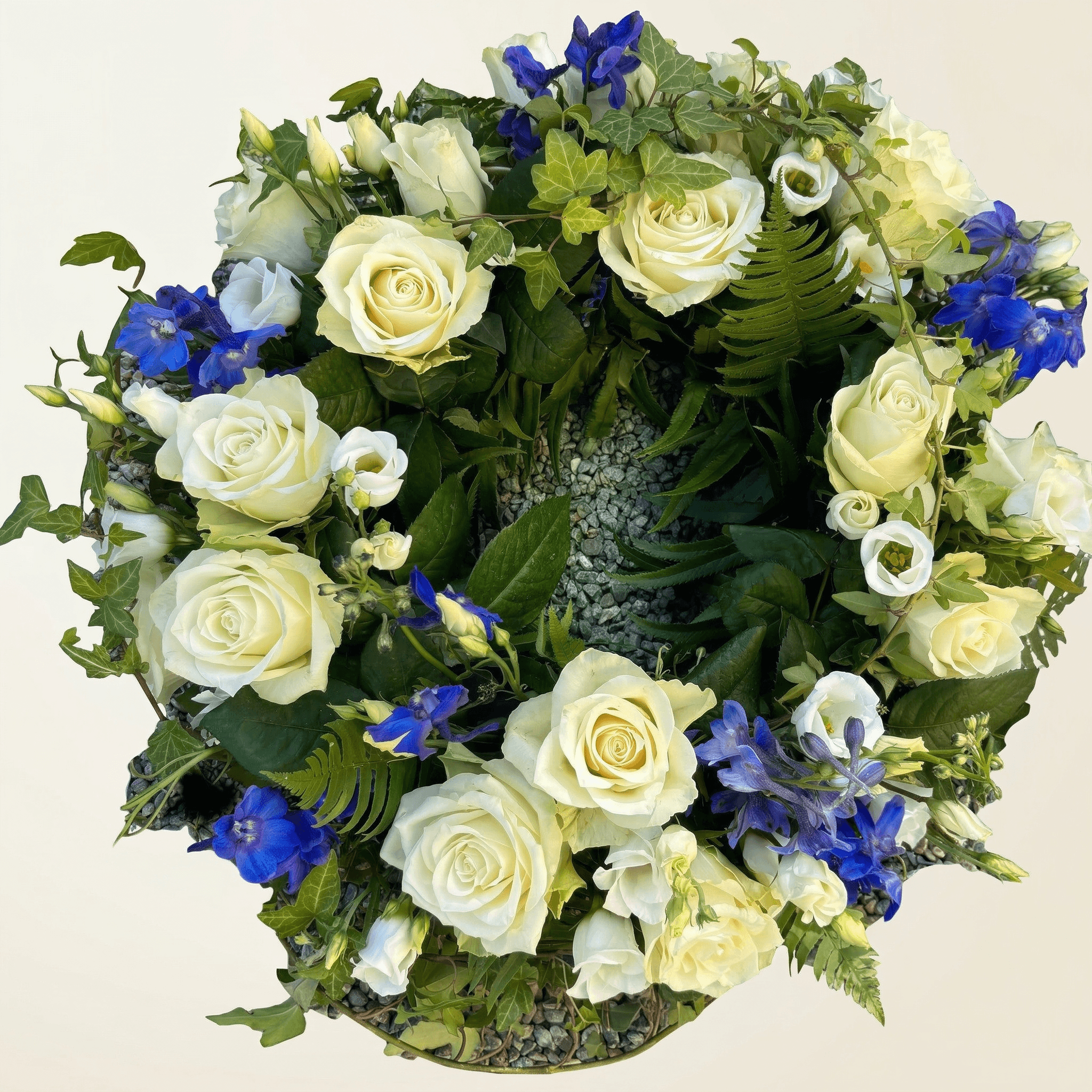 Krans med vita rosor och blå riddarsporrar