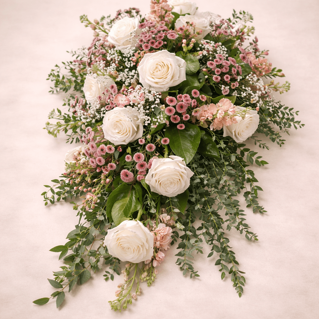Kistdekoration med vita rosor och rosa krysantemum
